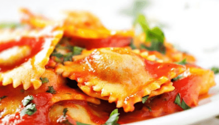 Ravioli ao Molho de Tomate e Ervilha