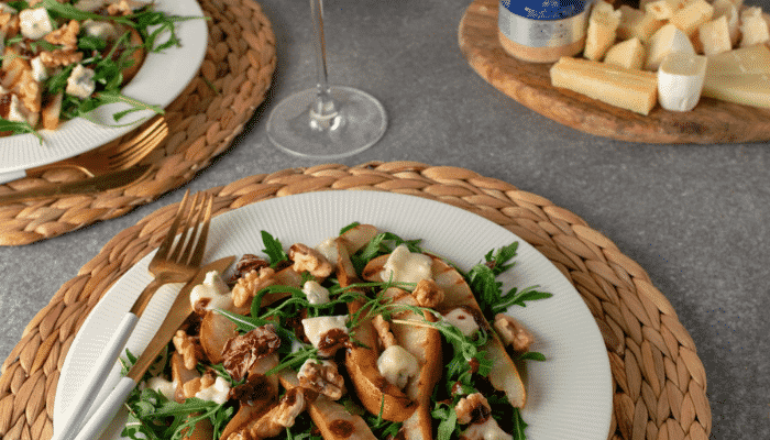 Salada de Folhas Verdes com Peras Assadas, Nozes e Queijo Gorgonzola