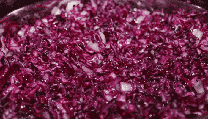 Salada de Repolho Roxo e Molho de Iogurte