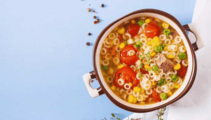 Sopa de Macarrão Com Legumes e Carne