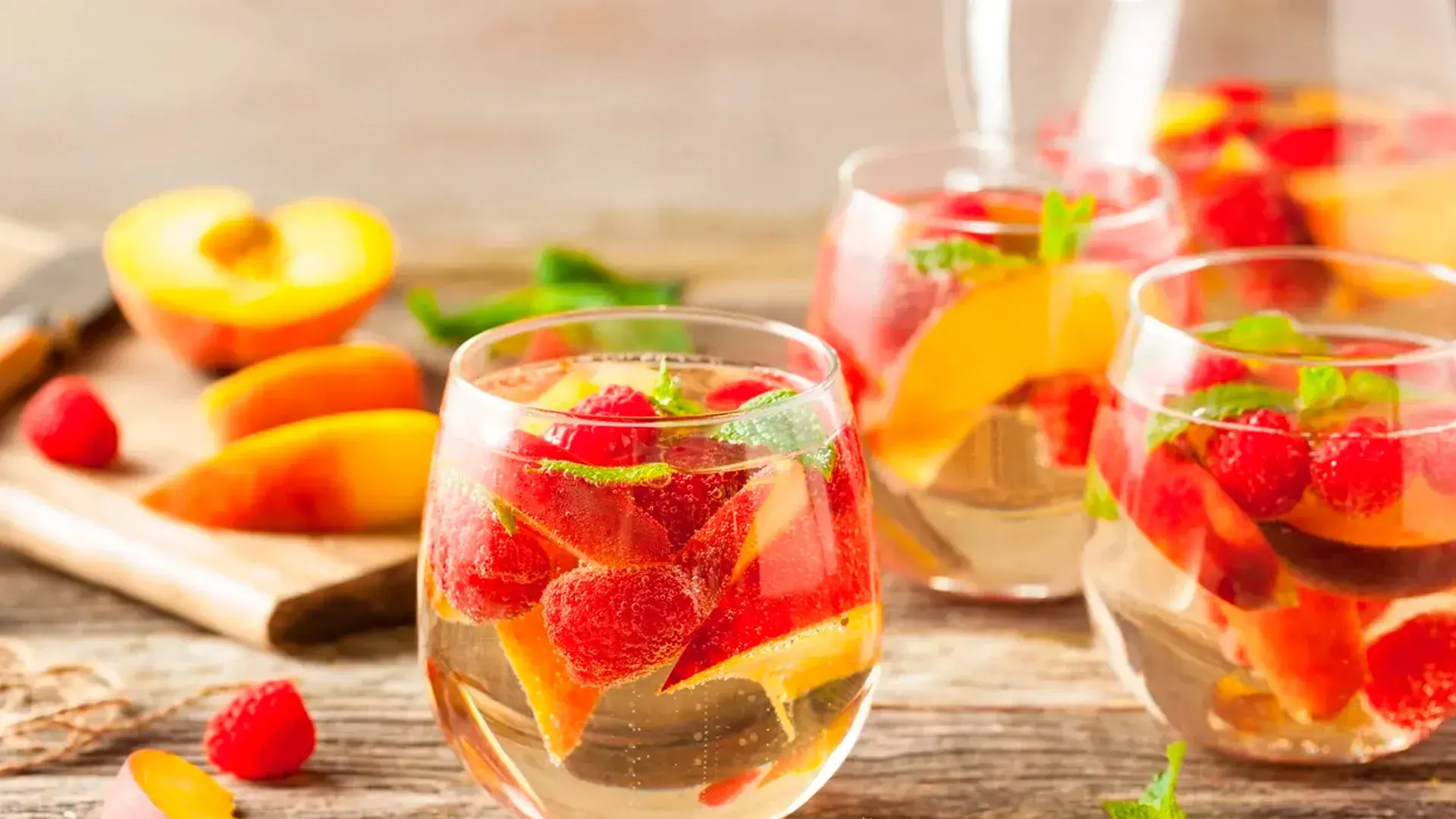 Salada de frutas com champanhe: a receita perfeita para começar o ano novo com estilo!