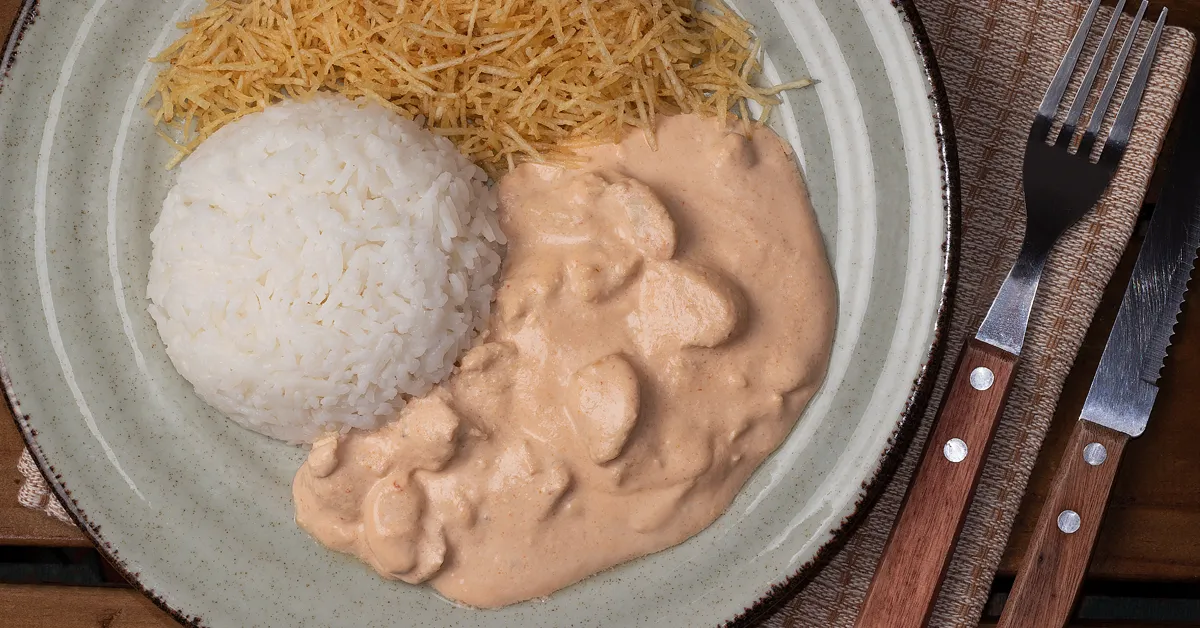 Estrogonofe de Frango Cremoso: Receita Rápida em 30 Minutos